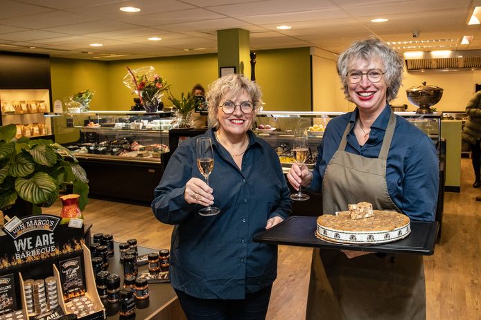 Emily (rechts) en Erna Poppe in hun Smaaksalon Peper & Poppe. Emily: ,,We wilden alleen maar mooie dingen in onze zaak.’’