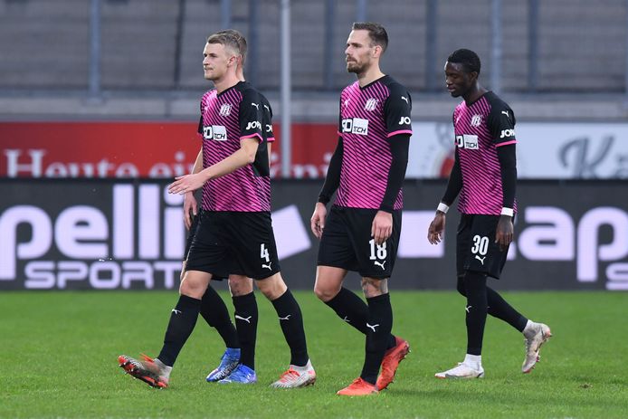 De spelers van VfL Osnabrück verlaten het veld in Duisburg. Rechts de racistisch bejegende Aaron Opoku.