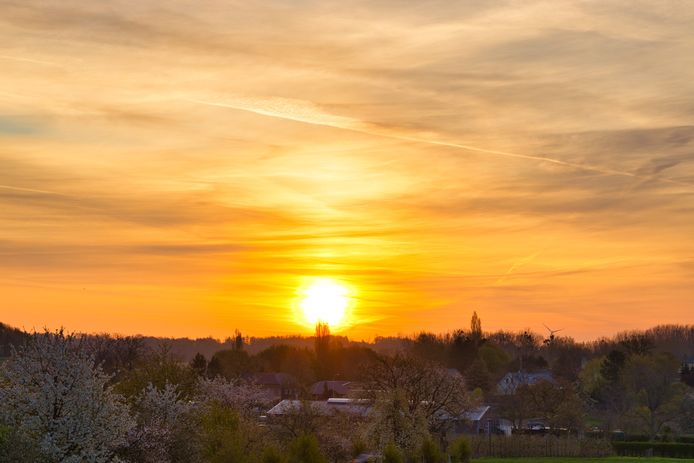 De zonsopgang in het Limburgse Overrepen (Tongeren).