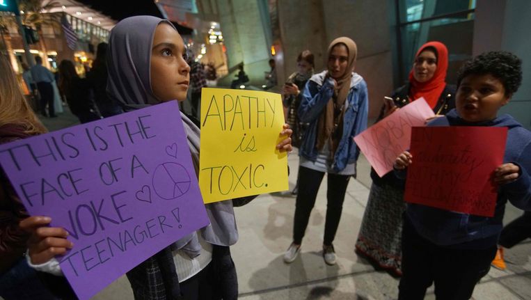 Protest tegen het nieuwe inreisverbod van Donald Trump op het vliegveld van San Diego. Beeld afp