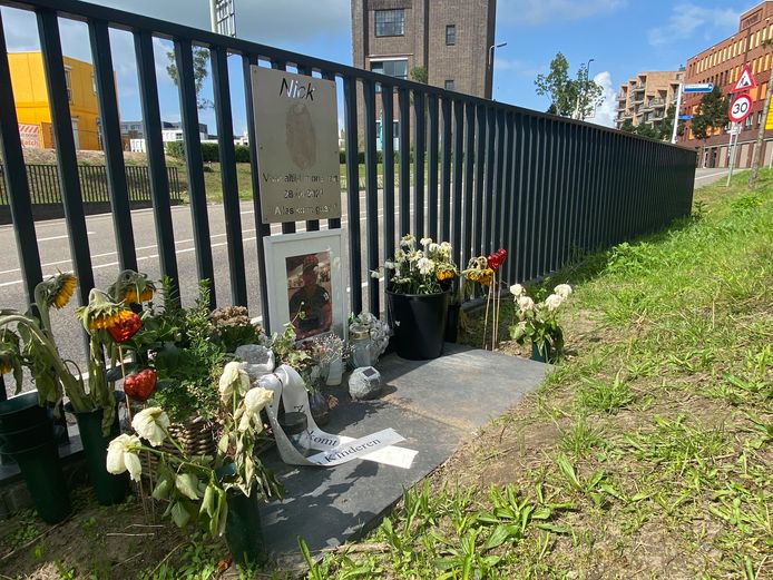 Vlakbij de plek in Zutphen waar eerder dit jaar de 22-jarige Nick ten Have overleed, hangt sinds kort een gedenkplaat. De gemeente Zutphen heeft hier een vergunning voor verleend.