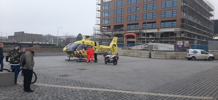 De traumahelikopter landde bij station Tilburg