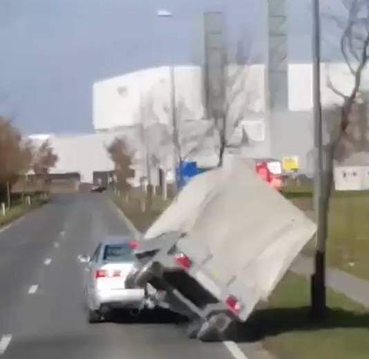 Een felle rukwind deed een rijdende aanhangwagen kantelen in Wielsbeke.