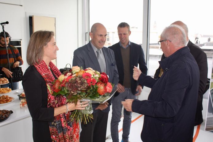 Eerste bewoners Eddy Foubert en Christel Demerlier werden door het stadsbestuur verwelkomd met bloemen en champagne.