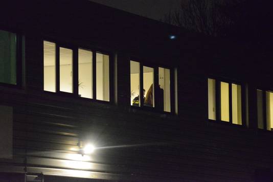Agenten gingen met kogelwerende vesten naar binnen en deden onderzoek naar de kogelgaten