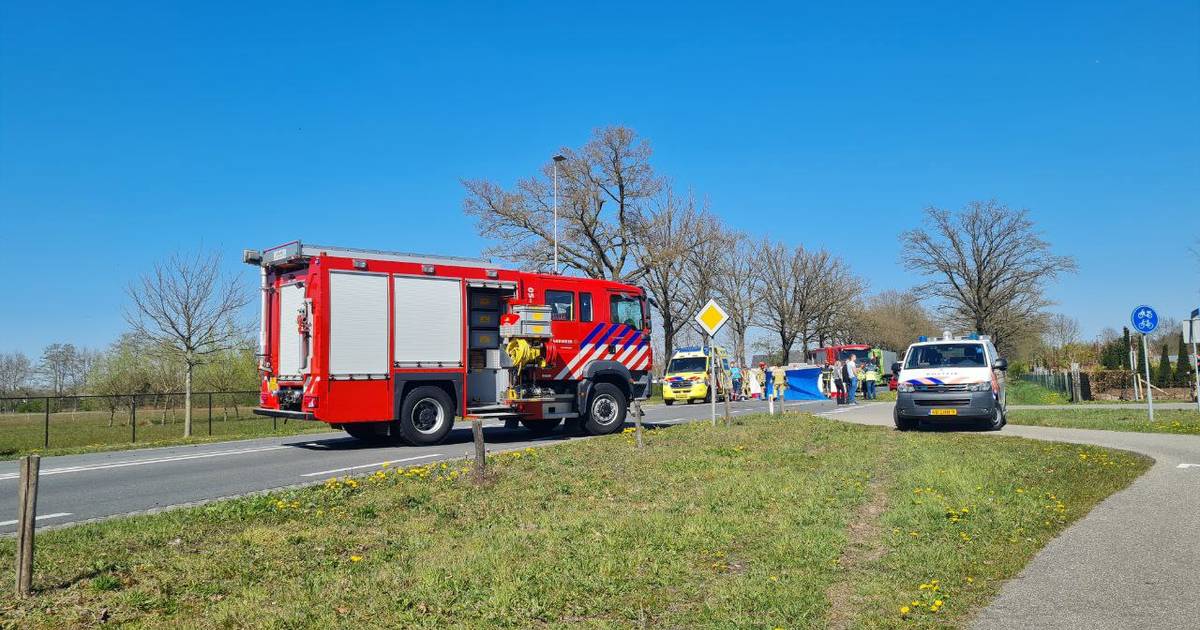Traumahelikopter ingezet bij zwaar ongeval tussen auto en fietser in Haaksbergen.