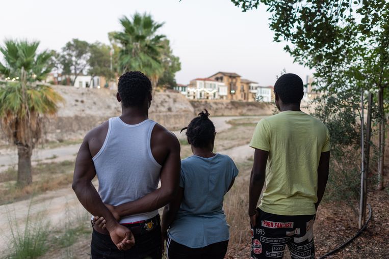 Daniel en Emil willen niet herkenbaar op de foto omdat ze als gedeserteerde militairen bang zijn voor hun familie in Kameroen. In het middden Grace, die ook onherkenbaar wil blijven.  Beeld Marcos Andronicou