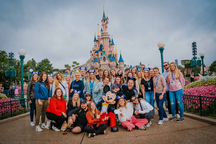 Nella foto con Topolino, DJ e ascoltatori davanti al castello della Bella Addormentata