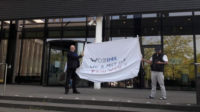 Arie den Dekker (links) geeft een ludieke draai aan zijn demonstratie voor het Osse gemeentehuis.