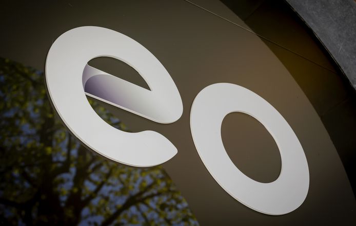Het logo van de Evangelische Omroep (EO) op de gevel van het hoofdkantoor van de publieke omroep.