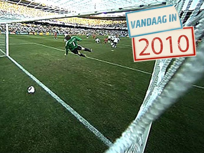 De poging van Frank Lampard passeert duidelijk de doellijn.