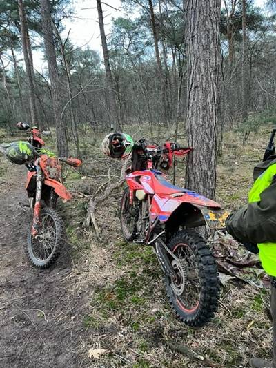 Motorcrossers bekeurd in bossen Mariahout