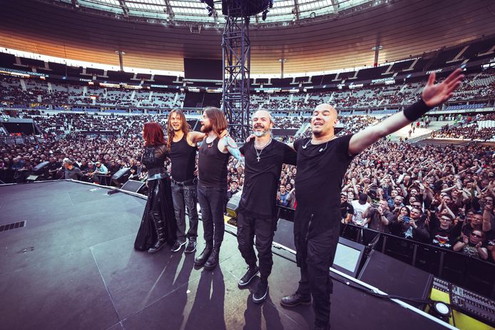 Epica (met Coen Janssen op rechts) dankt het publiek na de show in Parijs