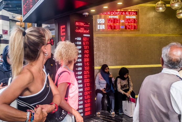 De wisselkantoren in Istanboel draaien op volle toeren nadat de koers van de Turkse munt, de Lira, een vrije val heeft gemaakt vanwege het gebrek aan vertrouwen in de Turkse economie.