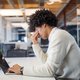 Vertel ik op mijn werk over mijn depressie? ‘Het is een risico, maar kan ook voordelen hebben’