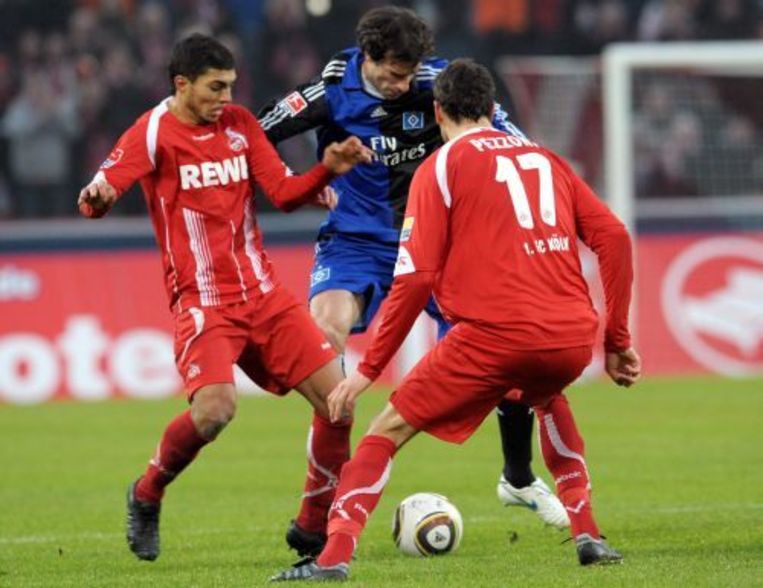 Hamburg's Ruud van Nistelrooy (M) in duel met Adil Chihi (L) and Kevin Pezzoni van FC Köln. ANP Beeld 