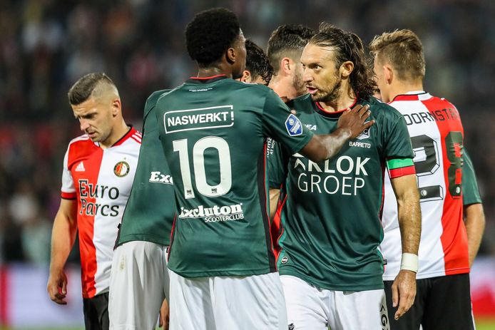 NEC-aanvoerder Edgar Barreto overlegt met ploeggenoot Jonathan Okita tijdens de wedstrijd tegen Feyenoord.