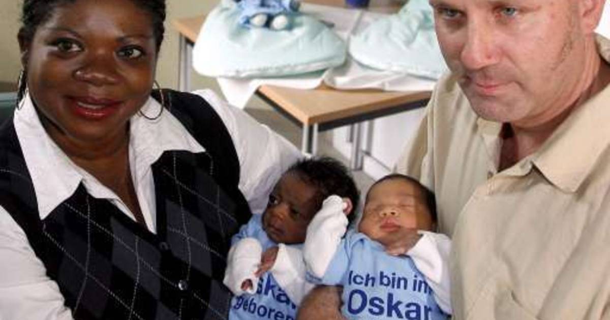 L Un Blanc L Autre Noir Ces Jumeaux Sont Incroyables Insolite 7sur7 Be