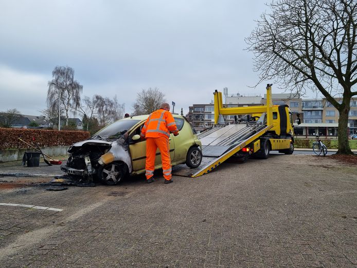 De zwaar beschadigde Citroën C1 van de vrouw aan de Erasmuslaan in Zwolle wordt op 9 december 2021 afgevoerd.