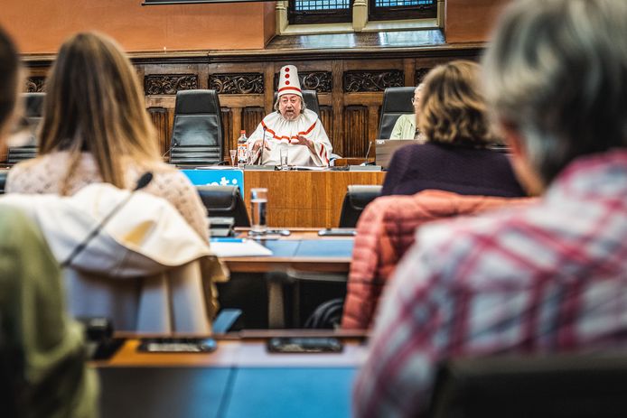 Dictee voor Gentse ambtenaren in de gemeenteraadszaal