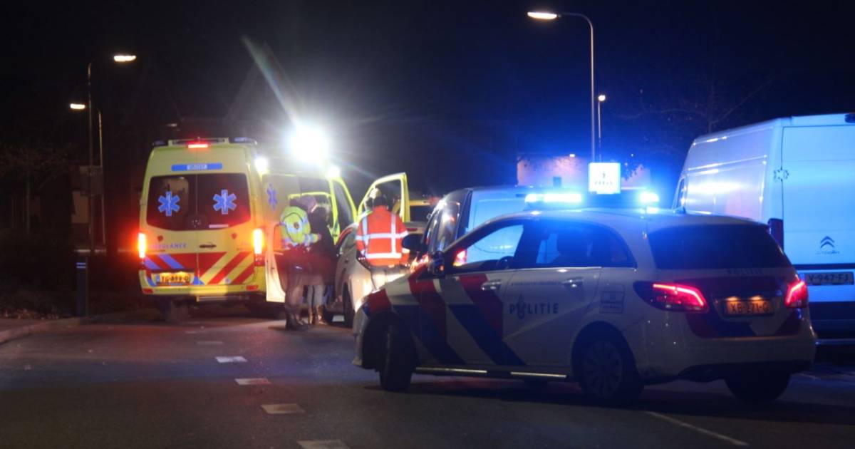 Brommerrijder gewond naar ziekenhuis bij botsing in Rijssen.