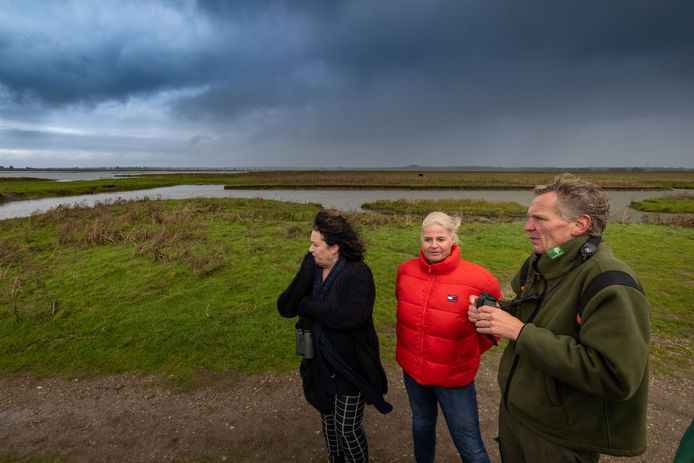 Boswachter Hans Erik Kuypers van Staatsbosbeheer toen hij eind oktober dierenactiviste Annemieke van Straaten en politica Caroline van der Plas (uiterst links) rondleidde door de Oostvaardersplassen.