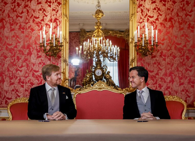 De ondertekening van de Koninklijke Besluiten door koning Willem-Alexander en minister-president Mark Rutte op Paleis Noordeinde. Daarmee is de langstlopende formatie van 271 dagen in de Nederlandse geschiedenis voorbij.  Beeld ANP