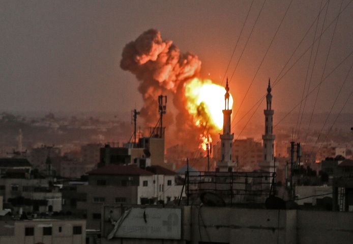 Een explosie in Gaza na een Israëlisch bombardement.