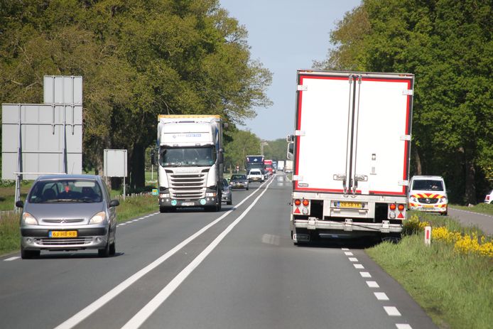 De N35 in Haarle is een drukbereden weg. Als, zoals hier op een archieffoto is te zien, een vrachtwagen met vastgelopen remmen de weg blokkeert, hebben veel weggebruikers daar last van.