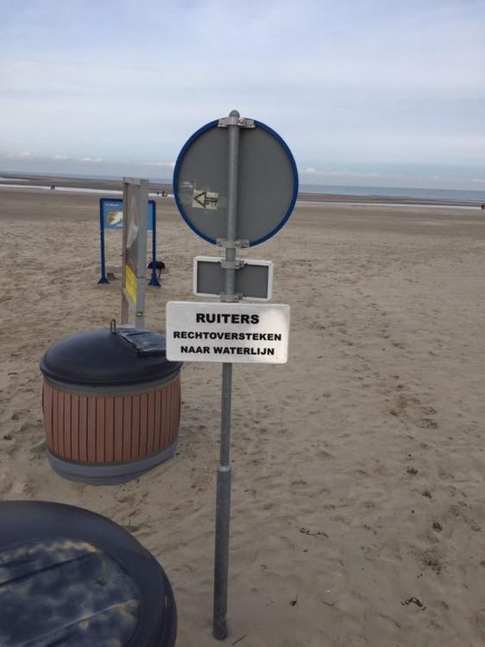 Paarden met ruiters mogen niet meer voorlangs strandpaviljoen De Zwaluw in Renesse vanwege de mestoverlast.
