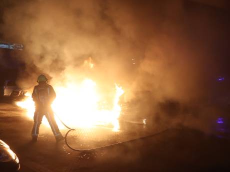 Omwonenden schrikken wakker van brandalarm: meerdere auto’s gaan in vlammen op in Den Haag en Zoetermeer