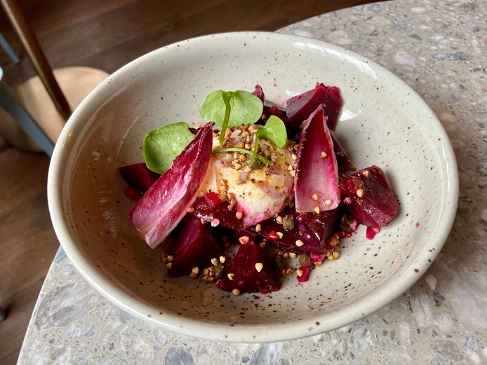 Burrata met gerookte bietjes bij Mercat