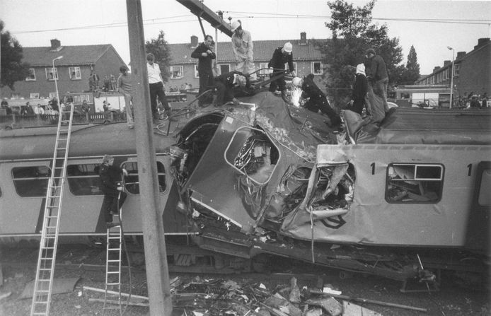 Hulpverleners op het dak van de treinen na de treinramp in Nijmegen van 28 augustus 1979.