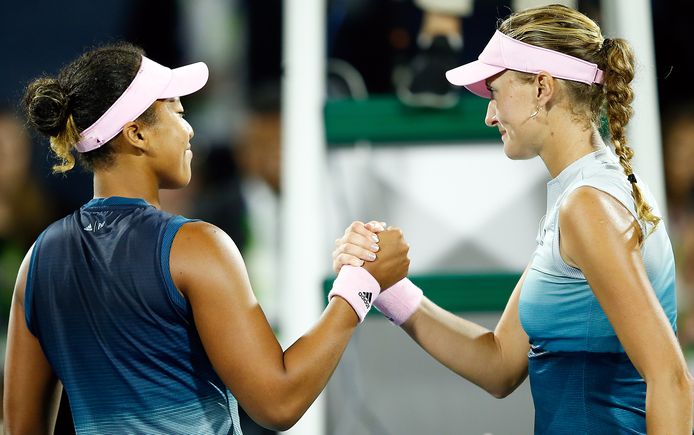 Naomi Osaka feliciteert Kristina Mladenovic met haar zege.