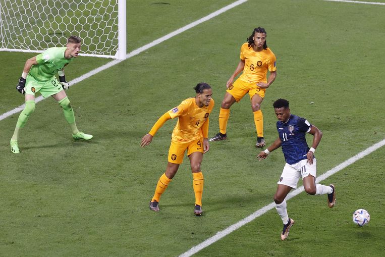 Virgil van Dijk en Nathan Aké onder druk in het duel met Ecuador Beeld EPA