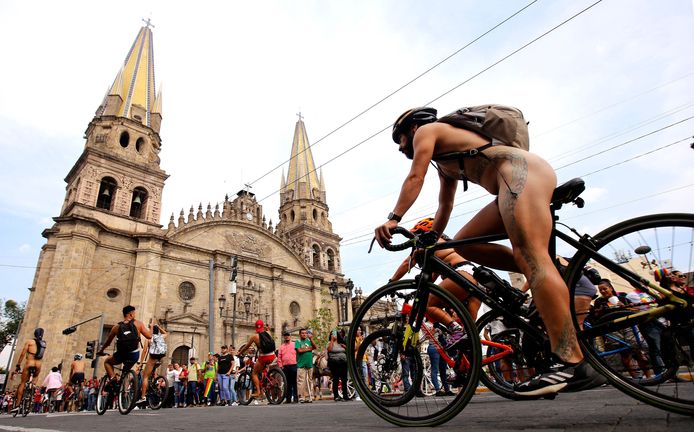 La Naked Bike Ride est une protestation contre la dépendance mondiale au pétrole, la réduction de la culture automobile et l'obtention de droits pour les cyclistes.