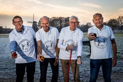 Groepje klootschieters uit Tilligte schiet al 50 jaar Steeds Mis: ‘De kloot vloog zo de berg af, de 