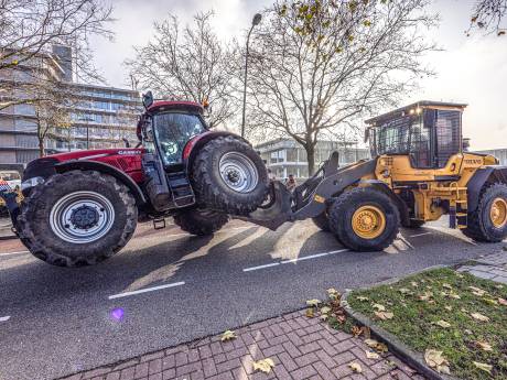 Foutje OM: vrijspraak voor Urker die voor politieshovel ging staan bij grimmig protest in Zwolle