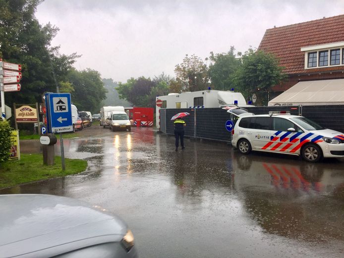 De politie is bezig met  sporenonderzoek na de moord in café Antje & Billie in Reutum in augustus 2017.