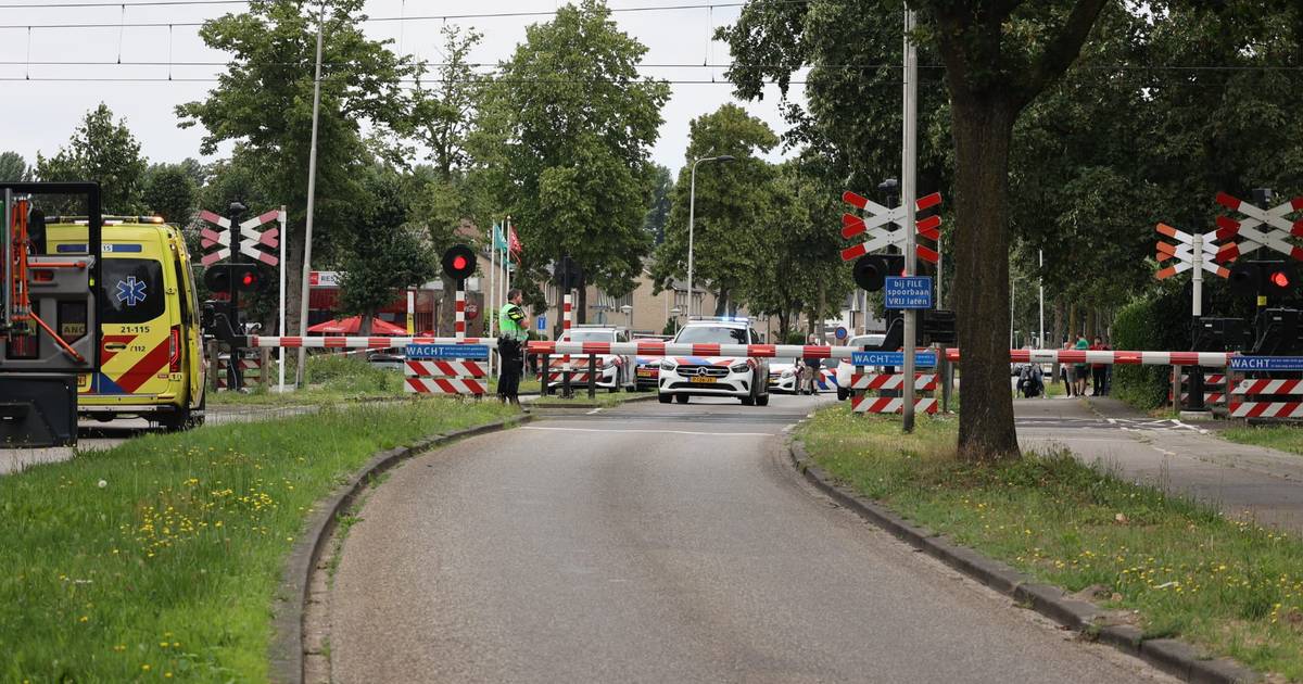Verkeerschaos in Oss: spoorwegovergangen tijdelijk dicht na aanrijding op spoor.