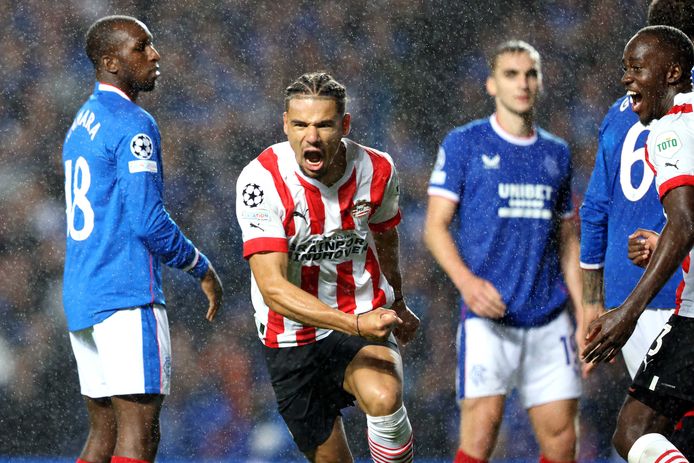 Armando Obispo viert de gelijkmaker tegen Rangers.