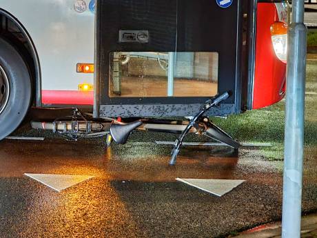 Fietster raakt onder bus op Nieuwe Poort in Amersfoort; gewond naar ziekenhuis