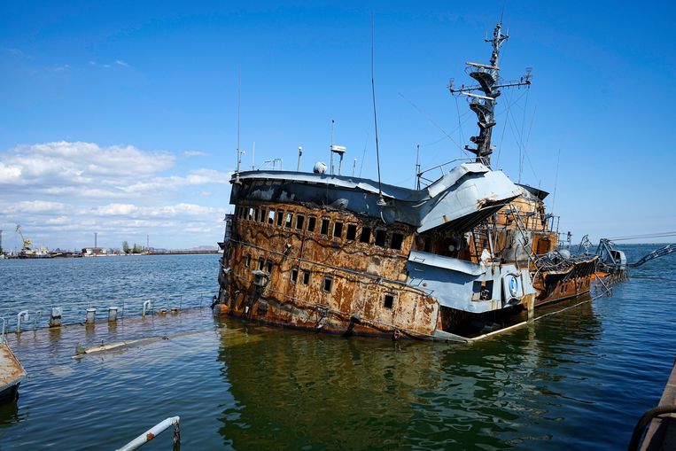 Een gezonken Oekraïens oorlogsschip in de haven Marioepol. Beeld AP