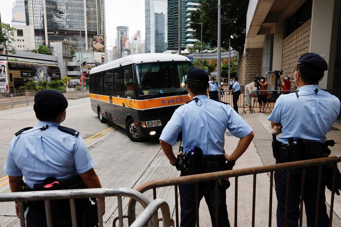Een gevangenisbusje met daarin de 23-jarige Tong Ying-kit rijdt naar de rechtbank in Hongkong.
