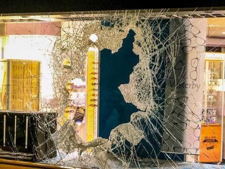 Dorpsjuwelier Vaassen na nachtelijke inbraak: ‘Een harde knal en toen wisten we wel hoe laat het was’