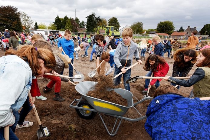 Hilvarenbeek scoort hoog op de lijst van duurzame gemeenten die aan het belang van toekomstige generaties denken. In 2014 namen kinderen van de nieuwe school in de Gelderakkers zelf de schop ter hand.
