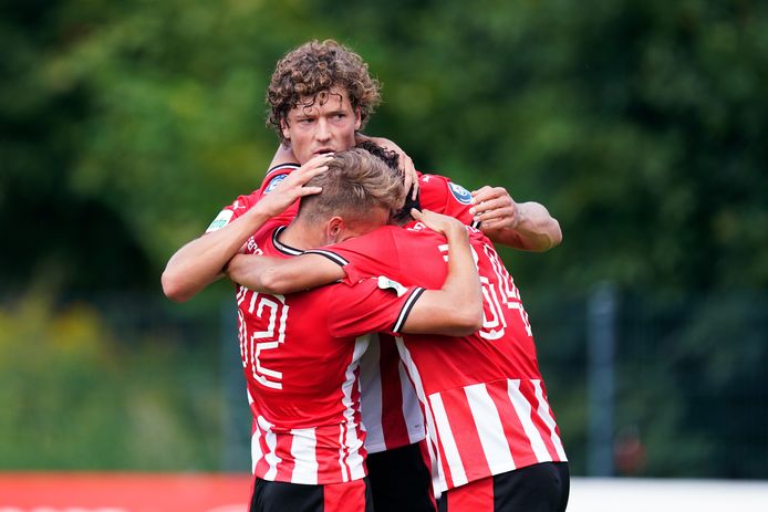 Sam Lammers viert de 2-0 tegen KFC Uerdingen met Michal Sadilek en Noni Madueke.