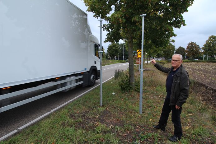 Actievoerder Piet Mathijssen bij de palen die herinneren aan de verwijderde borden die vrachtverkeer moesten weren.