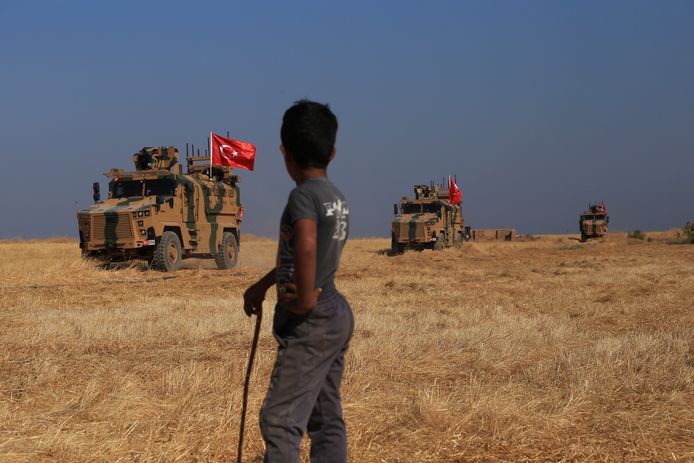 Turkse troepen patrouilleren samen met Amerikaanse troepen in de veiligheidszone tussen Turkije en de sectoren in Syrië die worden gecontroleerd door de Koerdische militie YPG.