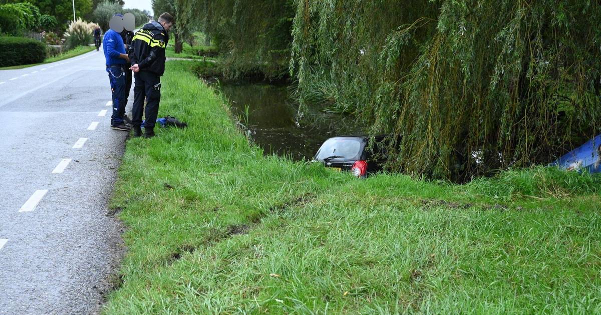 Auto rijdt water in, bestuurder met de schrik vrij